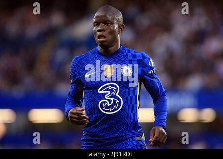 Londra, Regno Unito. 19th maggio 2022. N'Golo Kante di Chelsea guarda avanti. Premier League match, Chelsea / Leicester City at Stamford Bridge a Londra il giovedì 19th maggio 2022. Questa immagine può essere utilizzata solo per scopi editoriali. Solo per uso editoriale, licenza richiesta per uso commerciale. Nessun uso in scommesse, giochi o un singolo club/campionato/player pubblicazioni. pic di Steffan Bowen/Andrew Orchard sport fotografia/Alamy Live news credito: Andrew Orchard sport fotografia/Alamy Live News Foto Stock