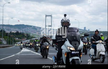 Piazza Sultanahmet. Turchia, 19/05/2022, la moto Turca festivo festeggia i piloti, gli sport e l’eredità di Atatürk da Istanbul, gli eventi organizzati dal governatorato e dal comune metropolitano hanno attirato la folla durante tutta la giornata. Le attività che si svolgono in tutta la città includevano concerti di studenti di scuole di musica, spettacoli di stunt di giovani artisti marziali e 1.919 giovani ballerini che si esibiscono in harmandalı, una danza popolare nella Turchia occidentale in Piazza Sultanahmet. Un gran numero di giovani ciclisti ha anche partecipato a un tour di Istanbul dal titolo “la gioventù segue le orme di ATA” (una forma abbreviata di Atatürk Foto Stock