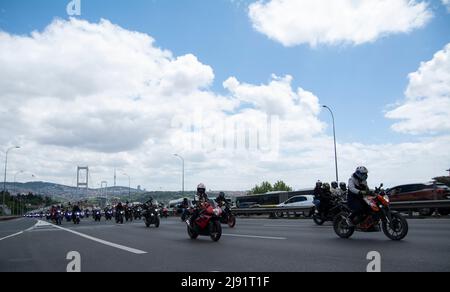 Piazza Sultanahmet. Turchia, 19/05/2022, la moto Turca festivo festeggia i piloti, gli sport e l’eredità di Atatürk da Istanbul, gli eventi organizzati dal governatorato e dal comune metropolitano hanno attirato la folla durante tutta la giornata. Le attività che si svolgono in tutta la città includevano concerti di studenti di scuole di musica, spettacoli di stunt di giovani artisti marziali e 1.919 giovani ballerini che si esibiscono in harmandalı, una danza popolare nella Turchia occidentale in Piazza Sultanahmet. Un gran numero di giovani ciclisti ha anche partecipato a un tour di Istanbul dal titolo “la gioventù segue le orme di ATA” (una forma abbreviata di Atatürk Foto Stock