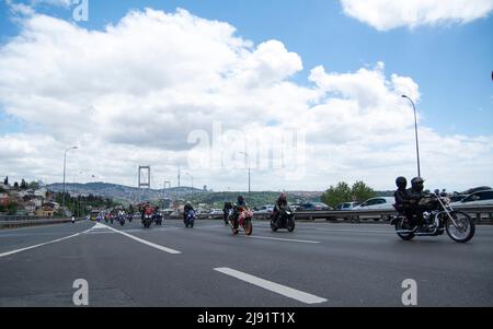 Piazza Sultanahmet. Turchia, 19/05/2022, la moto Turca festivo festeggia i piloti, gli sport e l’eredità di Atatürk da Istanbul, gli eventi organizzati dal governatorato e dal comune metropolitano hanno attirato la folla durante tutta la giornata. Le attività che si svolgono in tutta la città includevano concerti di studenti di scuole di musica, spettacoli di stunt di giovani artisti marziali e 1.919 giovani ballerini che si esibiscono in harmandalı, una danza popolare nella Turchia occidentale in Piazza Sultanahmet. Un gran numero di giovani ciclisti ha anche partecipato a un tour di Istanbul dal titolo “la gioventù segue le orme di ATA” (una forma abbreviata di Atatürk Foto Stock