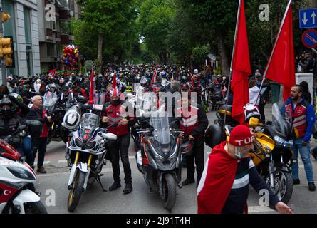 Piazza Sultanahmet. Turchia, 19/05/2022, la moto Turca festivo festeggia i piloti, gli sport e l’eredità di Atatürk da Istanbul, gli eventi organizzati dal governatorato e dal comune metropolitano hanno attirato la folla durante tutta la giornata. Le attività che si svolgono in tutta la città includevano concerti di studenti di scuole di musica, spettacoli di stunt di giovani artisti marziali e 1.919 giovani ballerini che si esibiscono in harmandalı, una danza popolare nella Turchia occidentale in Piazza Sultanahmet. Un gran numero di giovani ciclisti ha anche partecipato a un tour di Istanbul dal titolo “la gioventù segue le orme di ATA” (una forma abbreviata di Atatürk Foto Stock