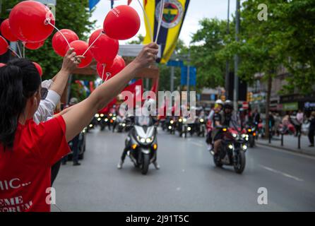 Piazza Sultanahmet. Turchia, 19/05/2022, la moto Turca festivo festeggia i piloti, gli sport e l’eredità di Atatürk da Istanbul, gli eventi organizzati dal governatorato e dal comune metropolitano hanno attirato la folla durante tutta la giornata. Le attività che si svolgono in tutta la città includevano concerti di studenti di scuole di musica, spettacoli di stunt di giovani artisti marziali e 1.919 giovani ballerini che si esibiscono in harmandalı, una danza popolare nella Turchia occidentale in Piazza Sultanahmet. Un gran numero di giovani ciclisti ha anche partecipato a un tour di Istanbul dal titolo “la gioventù segue le orme di ATA” (una forma abbreviata di Atatürk Foto Stock