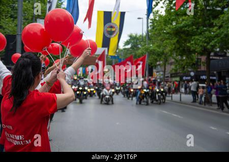 Piazza Sultanahmet. Turchia, 19/05/2022, la moto Turca festivo festeggia i piloti, gli sport e l’eredità di Atatürk da Istanbul, gli eventi organizzati dal governatorato e dal comune metropolitano hanno attirato la folla durante tutta la giornata. Le attività che si svolgono in tutta la città includevano concerti di studenti di scuole di musica, spettacoli di stunt di giovani artisti marziali e 1.919 giovani ballerini che si esibiscono in harmandalı, una danza popolare nella Turchia occidentale in Piazza Sultanahmet. Un gran numero di giovani ciclisti ha anche partecipato a un tour di Istanbul dal titolo “la gioventù segue le orme di ATA” (una forma abbreviata di Atatürk Foto Stock