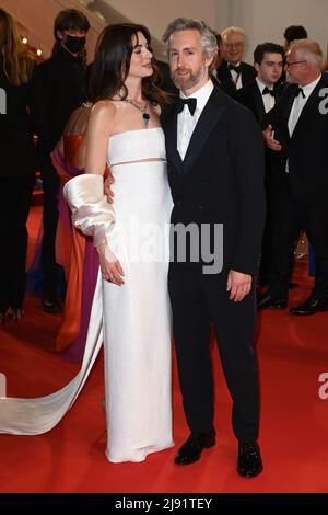 Maggio 19th, 2022. Cannes, Francia. Anne Hathaway e il marito e Adam Shulman partecipano all'Armageddon Time Premiere, parte del Festival del Cinema di Cannes 75th, Palais de Festival, Cannes. Credit: Doug Peters/EMPICS/Alamy Live News Foto Stock
