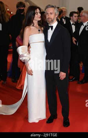 Maggio 19th, 2022. Cannes, Francia. Anne Hathaway e il marito e Adam Shulman partecipano all'Armageddon Time Premiere, parte del Festival del Cinema di Cannes 75th, Palais de Festival, Cannes. Credit: Doug Peters/EMPICS/Alamy Live News Foto Stock