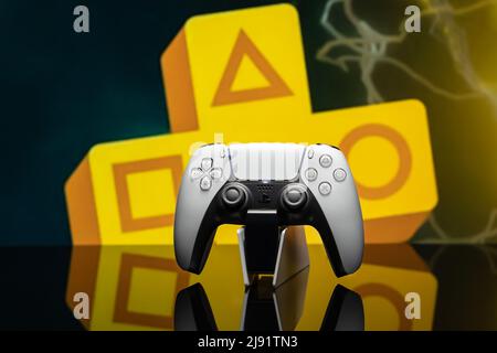 Controller PS5 su sfondo rosa. Foto scattata il 6 febbraio 2021, Zurigo,  Svizzera Foto stock - Alamy