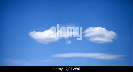 Nuvole nel cielo blu. Sembra emoji Foto Stock