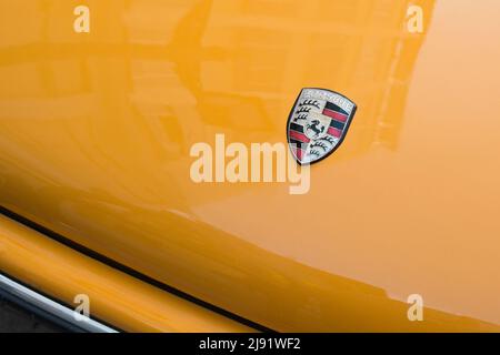 Madrid, Spagna; 04172022: Primo piano di una porsche arancione brillante parcheggiata sulla strada. Parte anteriore. Foto Stock