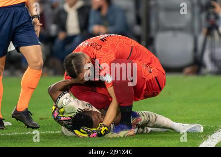 Il portiere della LAFC Maxime Crépeau (16) conforta in avanti la Benedizione Latif (7) dopo aver ferito il ginocchio durante un match MLS contro l'Austin FC, Mercoledì, M. Foto Stock