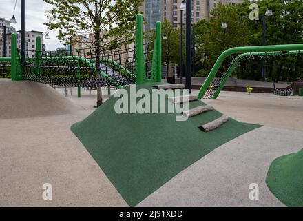 Cortile interno con patio e parco giochi per bambini Foto stock - Alamy