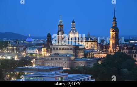 Dresda, Germania. 19th maggio 2022. Ammira la sera il paesaggio della città vecchia con la cupola dell'Accademia delle Arti (l-r), il Ständehaus, l'Hofkirche, la Frauenkirche, l'Hausmannsturm e il Teatro dell'Opera di Semper. Credit: Robert Michael/dpa/Alamy Live News Foto Stock