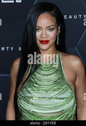 (FILE) Rihanna dà nascita al primo bambino con A$AP Rocky. Rihanna e A$AP Rocky hanno ufficialmente accolto il loro primo bambino insieme il 13 maggio, più punti vendita hanno confermato. Il cantante ha dato vita a un bambino a Los Angeles. HOLLYWOOD, LOS ANGELES, CALIFORNIA, USA - FEBBRAIO 11: Il cantante barbadiano Rihanna (Robyn Rihanna Fenty NH) indossa l'Attico arriva alla Fenty Beauty and Fenty Skin Celebration ospitata da Rihanna, che si è tenuta presso Goya Studios il 11 febbraio 2022 a Hollywood, Los Angeles, California, Stati Uniti. (Foto di Xavier Collin/Image Press Agency) Foto Stock