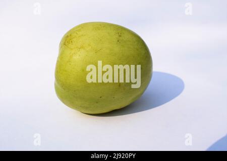 Frutta indiana fresca e biologica chiamata Jujube verde o jujube mela o mela Ber. Verde indiano jujuba prugna bora su sfondo bianco Foto Stock