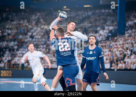 Kiel, Germania. 19th maggio 2022. Pallamano: Champions League, THW Kiel - Paris St. Germain, round finale, round knockout, quarti di finale, secondi rami. Hendrik Pekeler di Kiel viene attaccato da Luka Karabatic (v) durante un tiro. Credit: Sascha Klahn/dpa/Alamy Live News Foto Stock