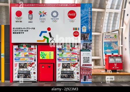 tokyo, giappone - Maggio 10 2022: Distributore di bevande con Coca-cola pubblicità come partner di tutte le Olimpiadi estive e invernali giapponesi a Saitam Foto Stock