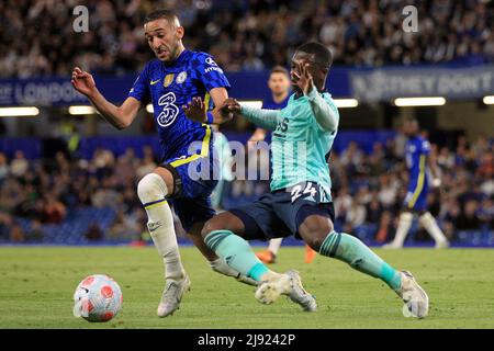 Londra, Regno Unito. 19th maggio 2022. Hakim Ziyech di Chelsea (L) è affrontato da Nampalys Mendy di Leicester City (R). Premier League match, Chelsea / Leicester City at Stamford Bridge a Londra il giovedì 19th maggio 2022. Questa immagine può essere utilizzata solo per scopi editoriali. Solo per uso editoriale, licenza richiesta per uso commerciale. Nessun uso in scommesse, giochi o un singolo club/campionato/player pubblicazioni. pic di Steffan Bowen/Andrew Orchard sport fotografia/Alamy Live news credito: Andrew Orchard sport fotografia/Alamy Live News Foto Stock