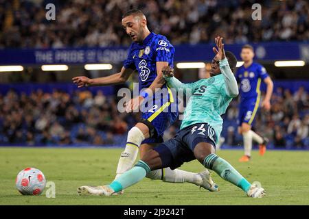 Londra, Regno Unito. 19th maggio 2022. Hakim Ziyech di Chelsea (L) è affrontato da Nampalys Mendy di Leicester City (R). Premier League match, Chelsea / Leicester City at Stamford Bridge a Londra il giovedì 19th maggio 2022. Questa immagine può essere utilizzata solo per scopi editoriali. Solo per uso editoriale, licenza richiesta per uso commerciale. Nessun uso in scommesse, giochi o un singolo club/campionato/player pubblicazioni. pic di Steffan Bowen/Andrew Orchard sport fotografia/Alamy Live news credito: Andrew Orchard sport fotografia/Alamy Live News Foto Stock