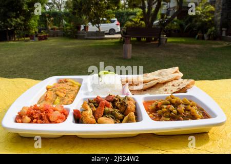 Pranzo indiano semplice fatto in casa di Roti, sabji con mix di verdure brinjal di patate al curry e fagioli francesi al curry, dal e gaajar halwa. Completo semplice cucina casalinga Foto Stock