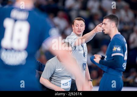 Kiel, Germania. 19th maggio 2022. Pallamano: Champions League, THW Kiel - Paris St. Germain, round finale, round knockout, quarti di finale, secondi rami. Filip Jicha, allenatore di Kiel, fornisce istruzioni tattiche. Credit: Sascha Klahn/dpa/Alamy Live News Foto Stock