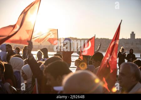 Istanbul, Turchia. 19th maggio 2022. La gente ha vacillato le bandiere turche nelle loro mani durante il marzo. la marcia dei giovani si è svolta a Uskudar in occasione del 19th. Maggio Commemorazione di Ataturk, Giornata della Gioventù e dello Sport. Nella marcia organizzata dalla direzione Provinciale della Gioventù e dello Sport sotto il coordinamento del Governatorato di Istanbul, accompagnata da una banda marciante in Piazza Uskudar, i partecipanti portarono la bandiera turca lunga 100 metri. Credit: SOPA Images Limited/Alamy Live News Foto Stock