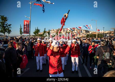 Istanbul, Turchia. 19th maggio 2022. Gli uomini della banda marciante vedettero suonare la tromba. la marcia dei giovani si è svolta a Uskudar in occasione del 19th. Maggio Commemorazione di Ataturk, Giornata della Gioventù e dello Sport. Nella marcia organizzata dalla direzione Provinciale della Gioventù e dello Sport sotto il coordinamento del Governatorato di Istanbul, accompagnata da una banda marciante in Piazza Uskudar, i partecipanti portarono la bandiera turca lunga 100 metri. Credit: SOPA Images Limited/Alamy Live News Foto Stock