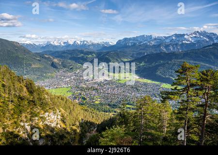 Vista su Garmisch-Partenkirchen con salto sci e Wetterstein Mountains, Baviera, Germania Foto Stock