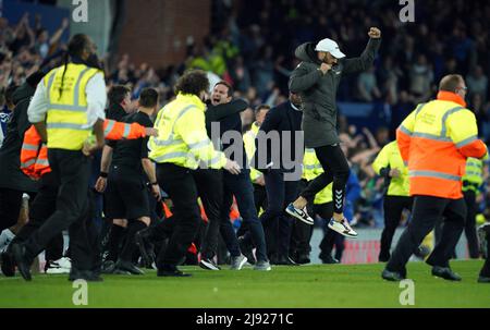 Frank Lampard (centro), direttore di Everton, festeggia dopo la partita della Premier League al Goodison Park di Liverpool. Data immagine: Giovedì 19 maggio 2022. Foto Stock