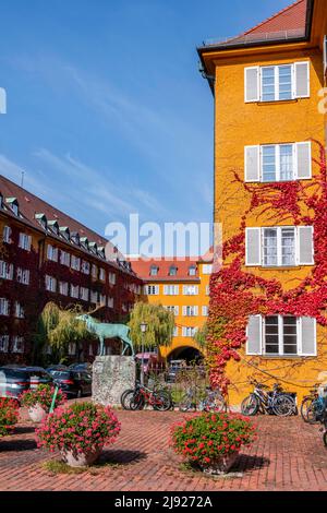 Appartamenti gialli, Borstei, patrimonio immobiliare, quartiere Moosach, Monaco, Baviera, Germania Foto Stock