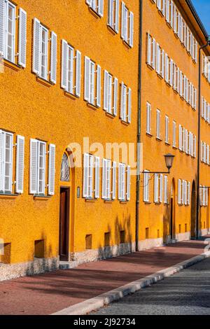 Cortile interno con condomini gialli, Borstei, patrimonio immobiliare protetto, quartiere Moosach, Monaco, Baviera, Germania Foto Stock