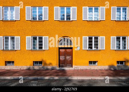 Appartamenti gialli, Borstei, patrimonio immobiliare, quartiere Moosach, Monaco, Baviera, Germania Foto Stock