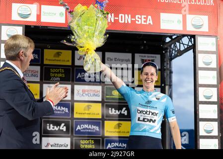 Clacton on Sea, Essex, Regno Unito. 19th maggio 2022. La Sportsbreaks Tour Series 2022 ha raggiunto la città balneare di Clacton on Sea, che ospita una gara maschile seguita da una gara femminile. Ogni gara dura un'ora più cinque giri intorno al circuito lungo 1,4km attraverso la città nel tardo pomeriggio e la sera, con l'inizio e la fine sul lungomare Marine Parade East. Sia le gare maschili che quelle femminili erano composte da 13 squadre, ciascuna delle quali contava un massimo di cinque piloti, il che ha reso possibile un ampio campo di piloti intorno al campo stretto. La gara femminile è stata vinta da Sammie Stuart. Presentazione del premio Foto Stock