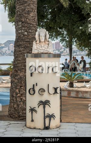 Busto della Signora di Elche nel parco circondato da palme, con una fontana e molti piccioni a Benidorm, Alicante, Spagna, Europa Foto Stock