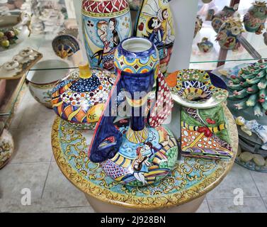 Famose ceramiche prodotte sulla costiera amalfitana da abili artigiani, Positano, Salerno, Campania, Italia. Foto Stock