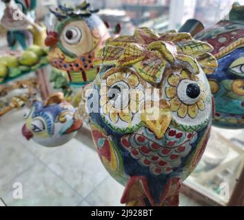 Famose ceramiche prodotte sulla costiera amalfitana da abili artigiani, Positano, Salerno, Campania, Italia. Foto Stock