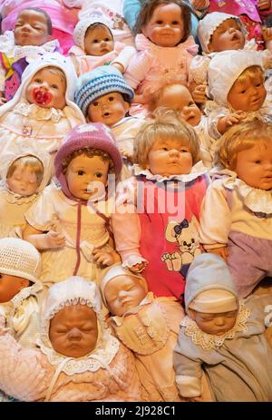 Varie bambole decorative e bambole per bambini che giacciono insieme, giocattoli per bambini, immagine simbolica, Austria Foto Stock