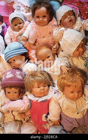 Varie bambole decorative e bambole per bambini che giacciono insieme, giocattoli per bambini, immagine simbolica, Austria Foto Stock