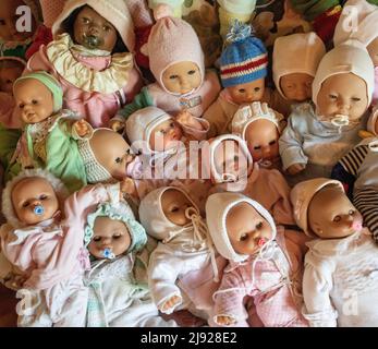 Varie bambole decorative e bambole per bambini che giacciono insieme, giocattoli per bambini, immagine simbolica, Austria Foto Stock