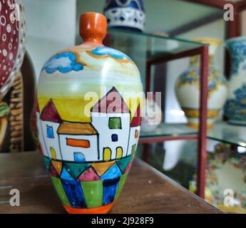 Famose ceramiche prodotte sulla costiera amalfitana da abili artigiani, Positano, Salerno, Campania, Italia. Foto Stock