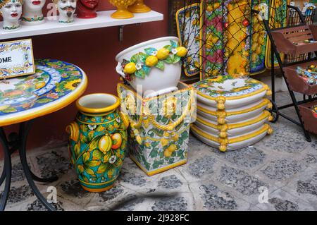 Famose ceramiche prodotte sulla costiera amalfitana da abili artigiani, Positano, Salerno, Campania, Italia. Foto Stock