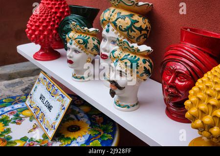 Famose ceramiche prodotte sulla costiera amalfitana da abili artigiani, Positano, Salerno, Campania, Italia. Foto Stock