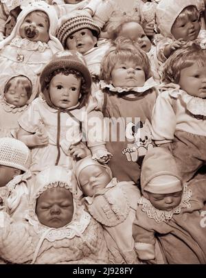 Colori seppia, varie bambole decorative e bambole menzogne insieme, giocattoli per bambini, immagine simbolica, Austria Foto Stock