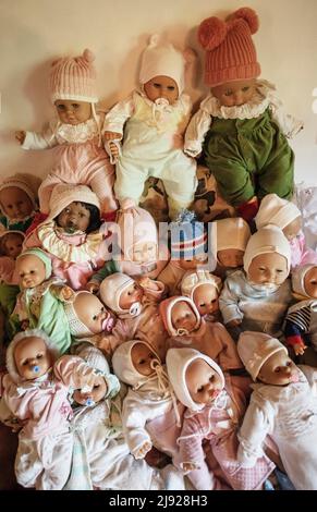 Varie bambole decorative e bambole per bambini che giacciono insieme, giocattoli per bambini, immagine simbolica, Austria Foto Stock