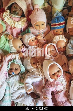 Varie bambole decorative e bambole per bambini che giacciono insieme, giocattoli per bambini, immagine simbolica, Austria Foto Stock