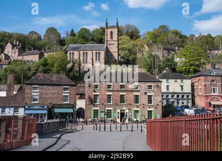 Questa scena di strada, nella cittadina di Ironbridge, famosa per la sua vicinanza al ponte Ironbridge che attraversa il fiume Seven a Ironbridge Foto Stock