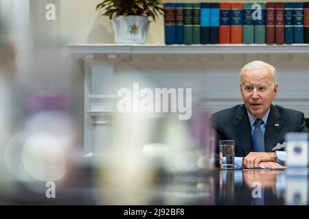 Washington, DC, Stati Uniti. 30th Mar 2022. Il Presidente Joe Biden incontra la Coalizione dei nuovi democratici nella Roosevelt Room, mercoledì 30 marzo 2022, alla Casa Bianca. (Foto di Erin Scott) Credit: White House/ZUMA Press Wire Service/ZUMAPRESS.com/Alamy Live News Foto Stock