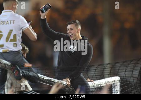 Burslem, Regno Unito. 19th maggio 2022. I tifosi di Port vale invadono il campo dopo che la loro squadra ha vinto la punizione sparata durante la partita semifinale della EFL Sky Bet League 2 tra Port vale e Swindon Town a vale Park, Burslem, Inghilterra, il 19 maggio 2022. Foto di Jurek Biegus. Solo per uso editoriale, licenza richiesta per uso commerciale. Nessun utilizzo nelle scommesse, nei giochi o nelle pubblicazioni di un singolo club/campionato/giocatore. Credit: UK Sports Pics Ltd/Alamy Live News Foto Stock