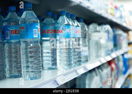 Acqua in bottiglia nel negozio di alimentari di Barcellona Foto Stock