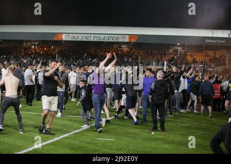 Burslem, Regno Unito. 19th maggio 2022. I tifosi di Port vale invadono il campo dopo che la loro squadra ha vinto la punizione sparata durante la partita semifinale della EFL Sky Bet League 2 tra Port vale e Swindon Town a vale Park, Burslem, Inghilterra, il 19 maggio 2022. Foto di Jurek Biegus. Solo per uso editoriale, licenza richiesta per uso commerciale. Nessun utilizzo nelle scommesse, nei giochi o nelle pubblicazioni di un singolo club/campionato/giocatore. Credit: UK Sports Pics Ltd/Alamy Live News Foto Stock