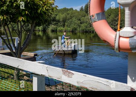 Maggio 2022. Ferryman Kevin Wilkinson si ritira dopo quasi 20 anni di funzionamento dello storico Penny Ferry attraverso il canale della nave di Manchester a Thelwall Foto Stock