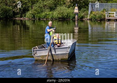 Maggio 2022. Ferryman Kevin Wilkinson si ritira dopo quasi 20 anni di funzionamento dello storico Penny Ferry attraverso il canale della nave di Manchester a Thelwall Foto Stock